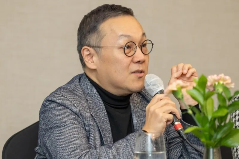 북토크에서 이야기하는 백영재 박사