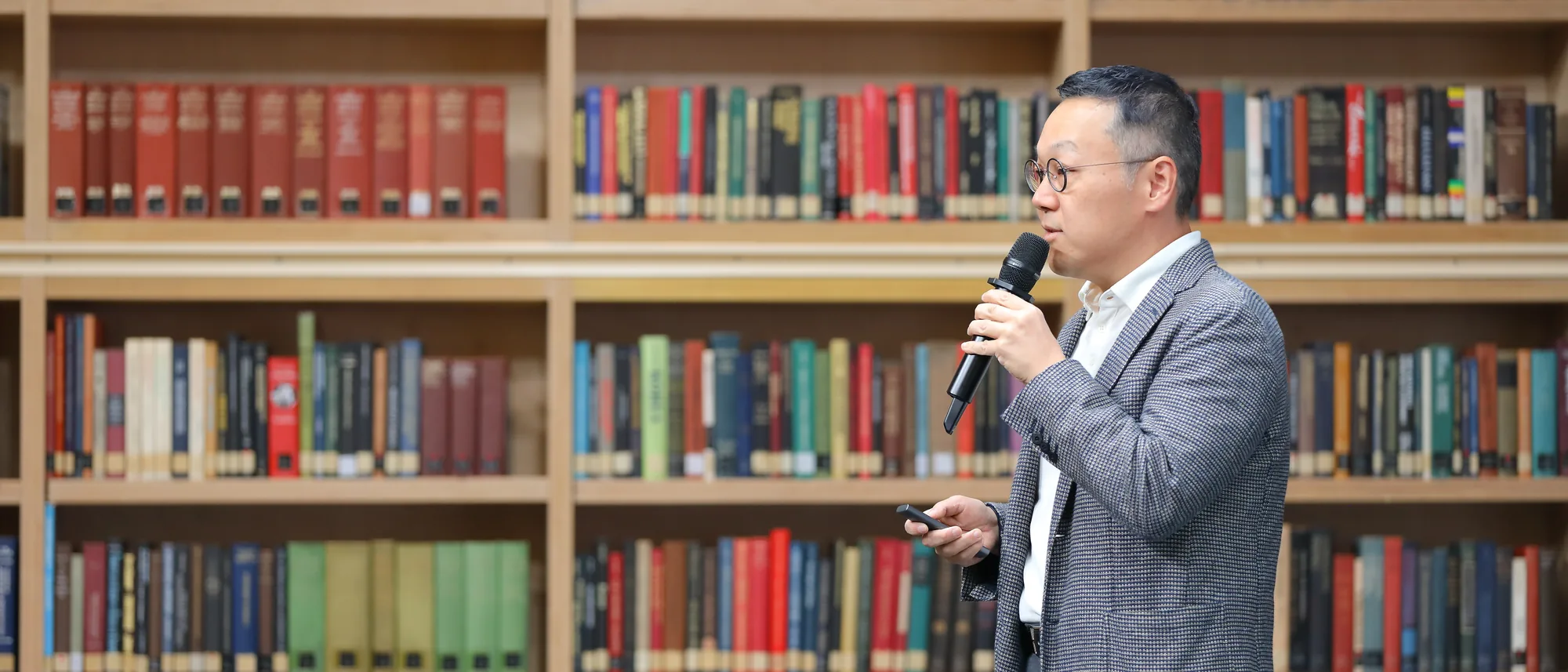 서재를 배경으로 씩데이터를 설명하는 백영재 박사