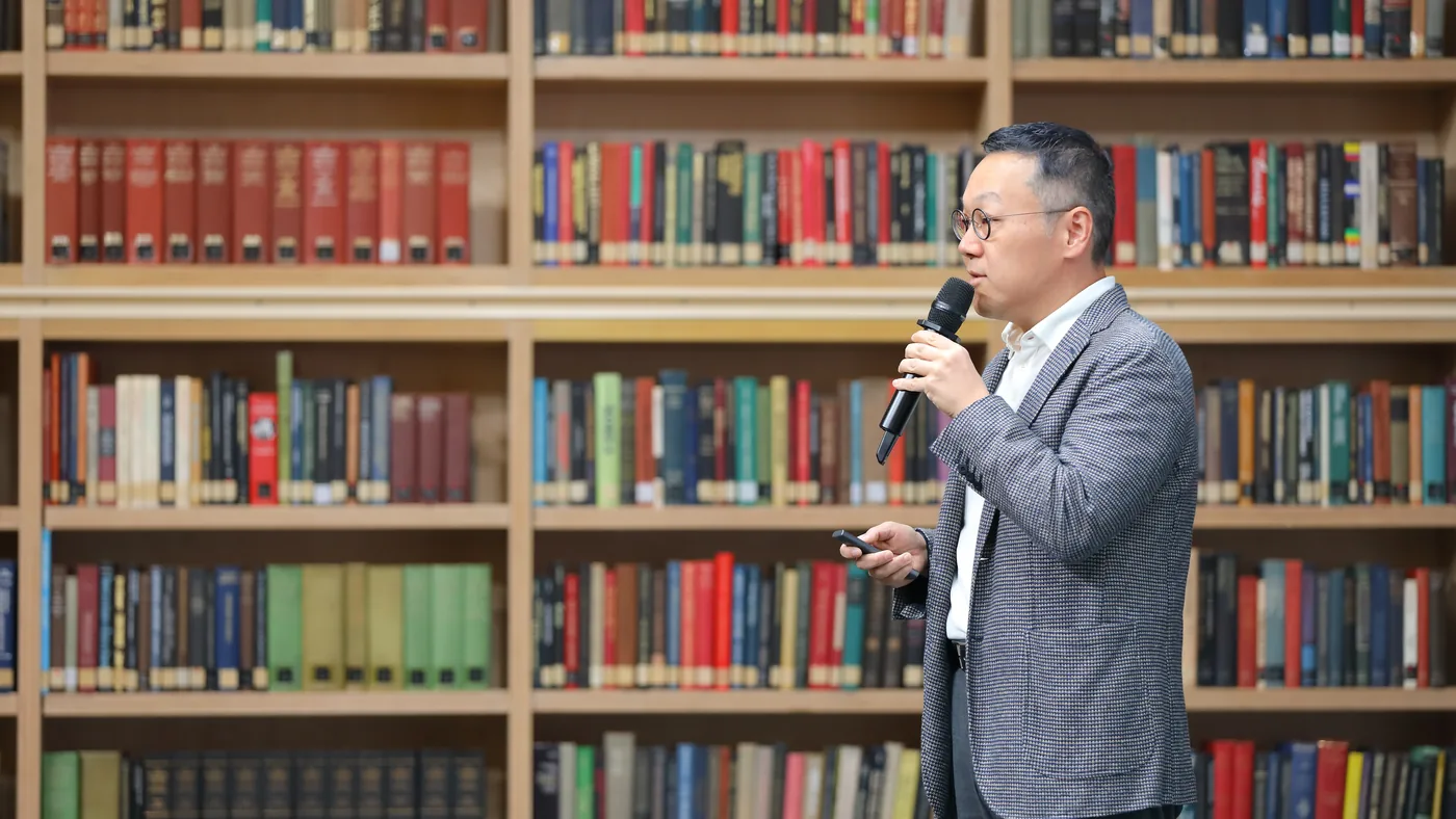 서재를 배경으로 씩데이터 기업 강연을 진행하는 백영재 박사